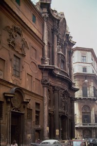 教会のファサードとサンカルロアレクワトロフォンターネ修道院、ローマ、1637〜41年 作： Francesco Borromini